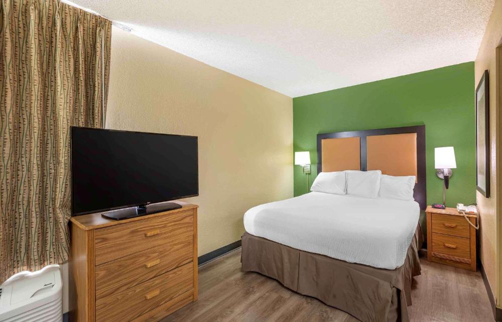 Deluxe Studio with 1 Queen Bed - Non-Smoking interior